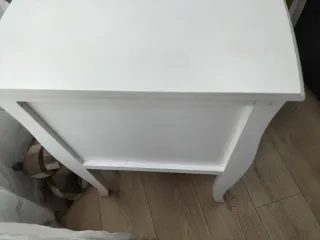 Mesita de noche blanca con 2 cajones