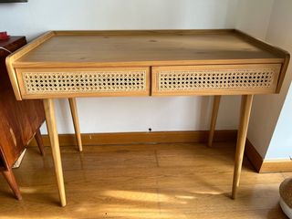 Mesa de estudio de madera y ratán