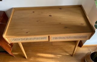 Mesa de estudio de madera y ratán