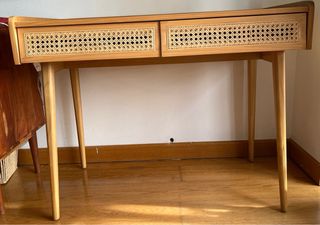 Mesa de estudio de madera y ratán