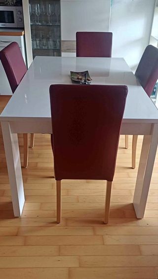 Mesa Comedor Blanca y Sillas Marrones