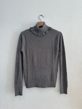 Jersey gris cuello alto con volantes