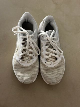 Nike Downshifter 12 Gris y Blanco