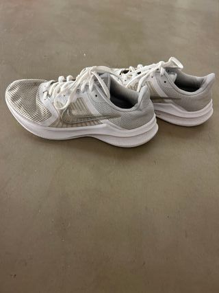 Nike Downshifter 12 Gris y Blanco