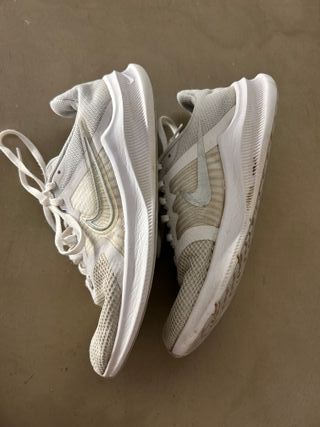 Nike Downshifter 12 Gris y Blanco