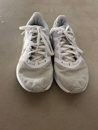 Nike Downshifter 12 Gris y Blanco