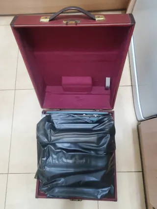 Máquina de escribir antigua con estuche