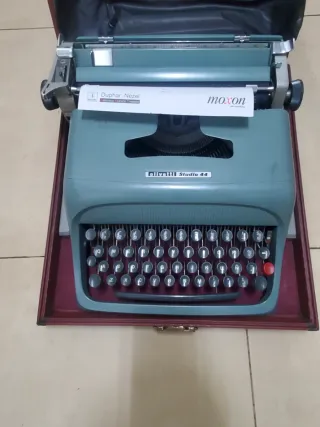 Máquina de escribir antigua con estuche