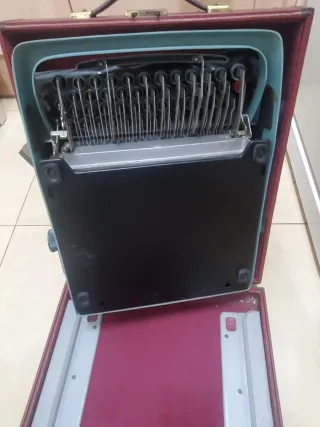 Máquina de escribir antigua con estuche