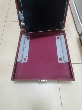 Máquina de escribir antigua con estuche