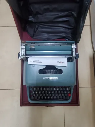 Máquina de escribir antigua con estuche