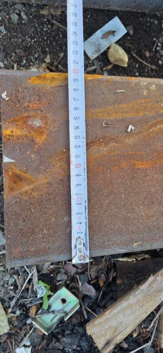 Tubo rectangular de metal oxidado