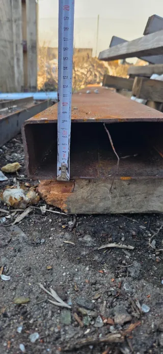 Tubo rectangular de metal oxidado