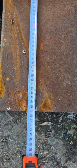 Tubo rectangular de metal oxidado