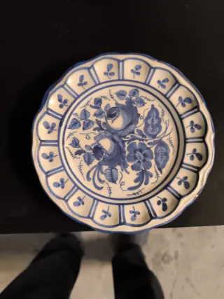 Due piatti decorativi blu e bianchi
