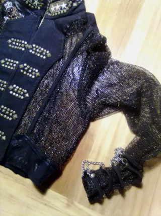 Chaqueta de red y tachas