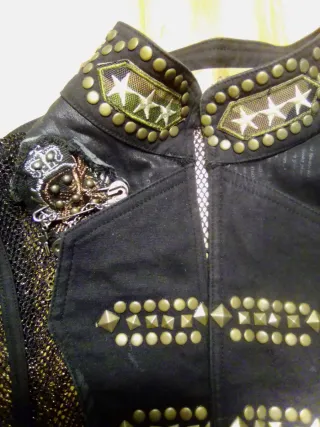 Chaqueta de red y tachas