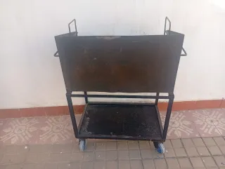 Barbacoa metálica con ruedas