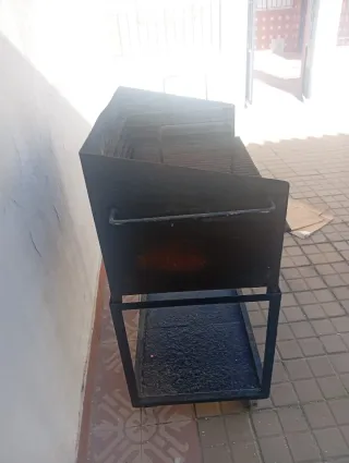 Barbacoa metálica con ruedas