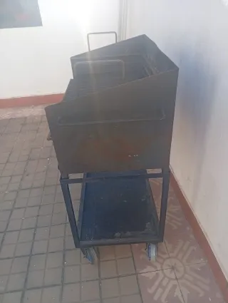 Barbacoa metálica con ruedas