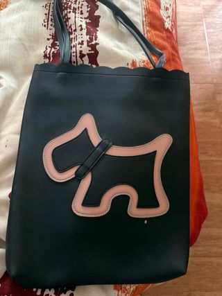 Bolso negro con detalle de perro rosa