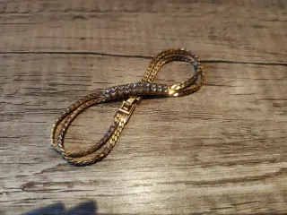 Pulsera dorada con baño de oro y pedrería