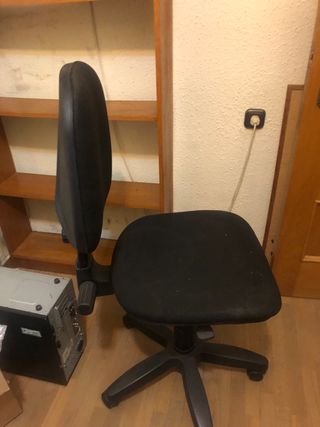 Silla giratoria de oficina negra