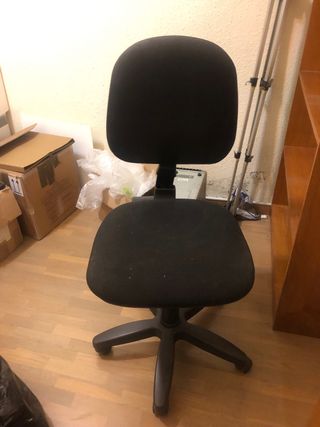 Silla giratoria de oficina negra