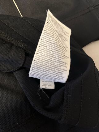 Chaqueta deportiva Nike gris y negra