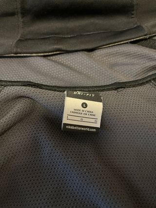 Chaqueta deportiva Nike gris y negra