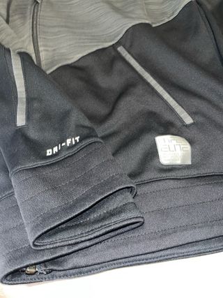 Chaqueta deportiva Nike gris y negra