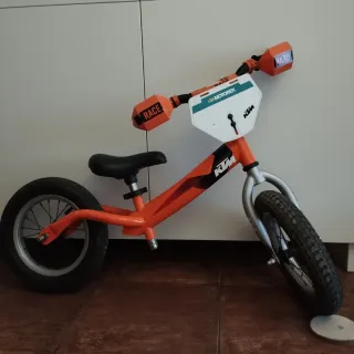 Bicicleta KTM niño naranja sin pedales.