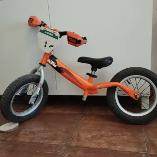 Bicicleta KTM niño naranja sin pedales.
