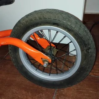 Bicicleta KTM niño naranja sin pedales.