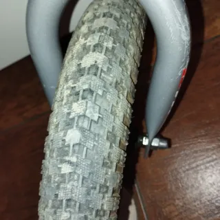 Bicicleta KTM niño naranja sin pedales.