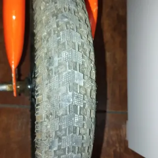 Bicicleta KTM niño naranja sin pedales.