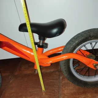 Bicicleta KTM niño naranja sin pedales.