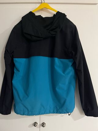 Chaqueta impermeable Carhartt azul y negra