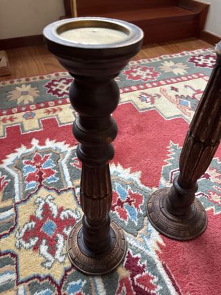 Candelabros de madera y metal de la India