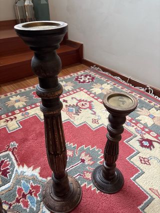 Candelabros de madera y metal de la India