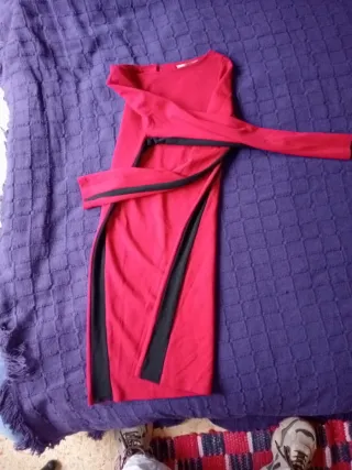 Vestido rojo con detalle negro