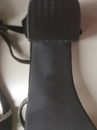 Sandalias tacón negras con tiras brillantes