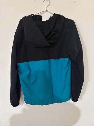 Chaqueta Carhartt impermeable azul y negra