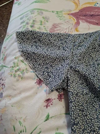 Top cruzado floral azul y blanco. Manga ancha