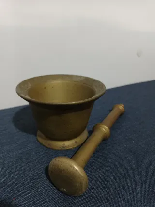 Mortero y mano de latón antiguo