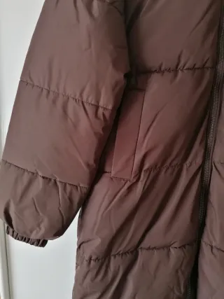 Abrigo acolchado largo marrón Stradivarius