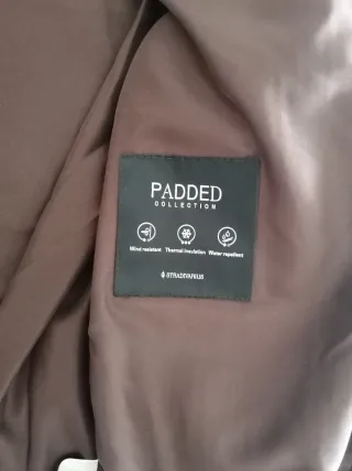 Abrigo acolchado largo marrón Stradivarius