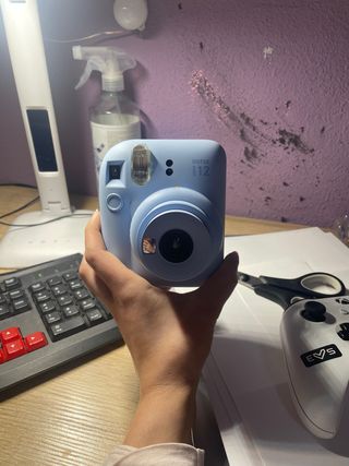 Camara intax mini 12 en azul pastel casi sin uso