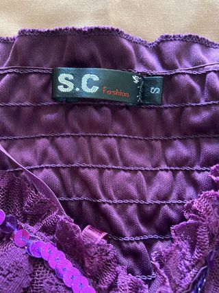 Vestido fiesta morado lleno de volantes, encajes