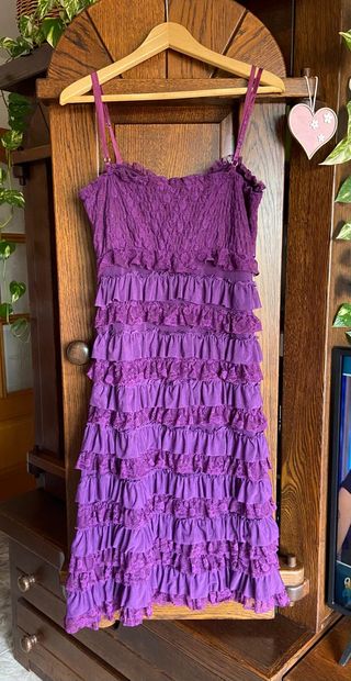 Vestido fiesta morado lleno de volantes, encajes